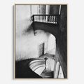 Obraz w ramie 70x100 - Po Schodach w Dół - czarno białą fotgrafia, zakręcone schody w starek kamienicy - rama drewno