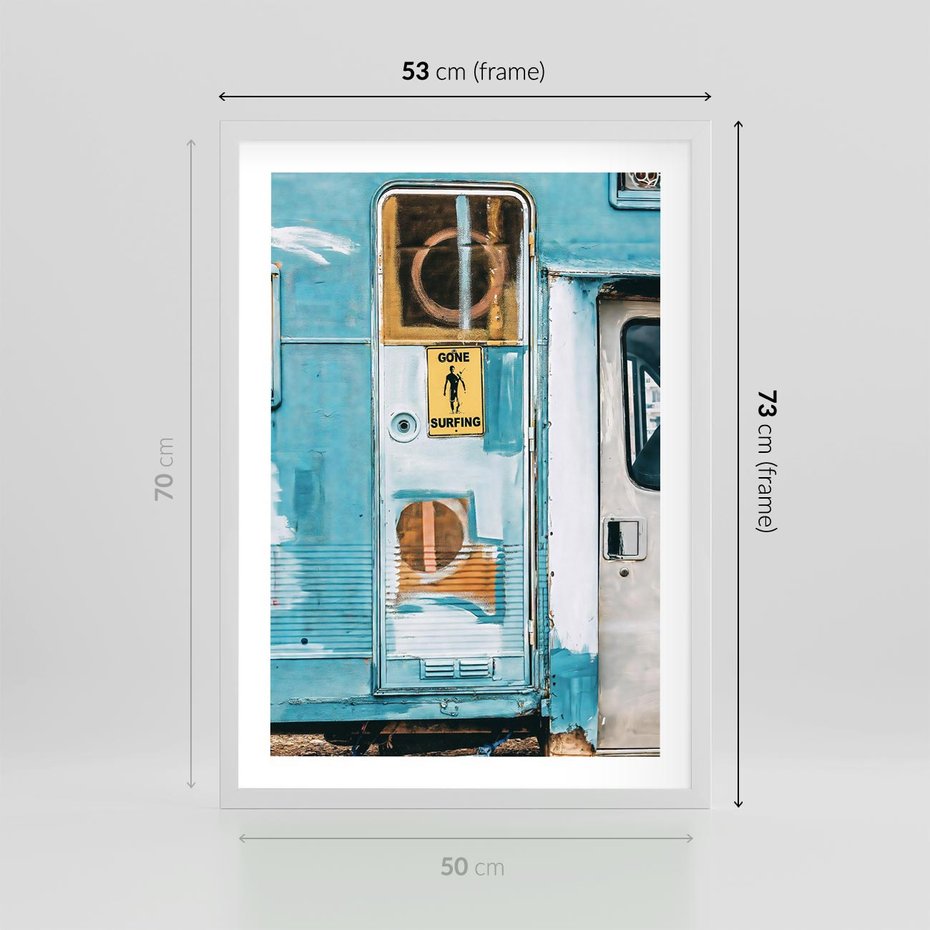 Plakat w ramie 50x70 - Nostalgiczna Podróż - stara przyczepa kempingowa, niebieskie kolory - rama biała