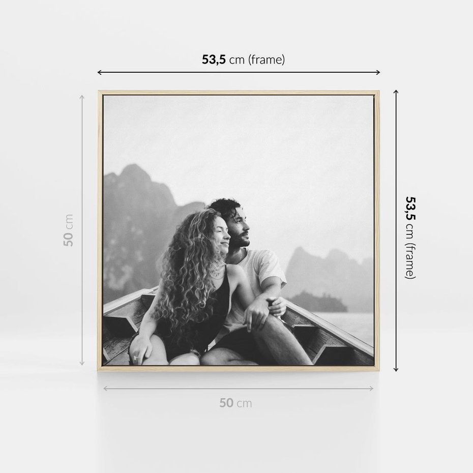 Obraz w ramie 50x50 - Księga mglistych marzeń - czarno biała fotografia, para zakochanych w łodzi - rama drewno