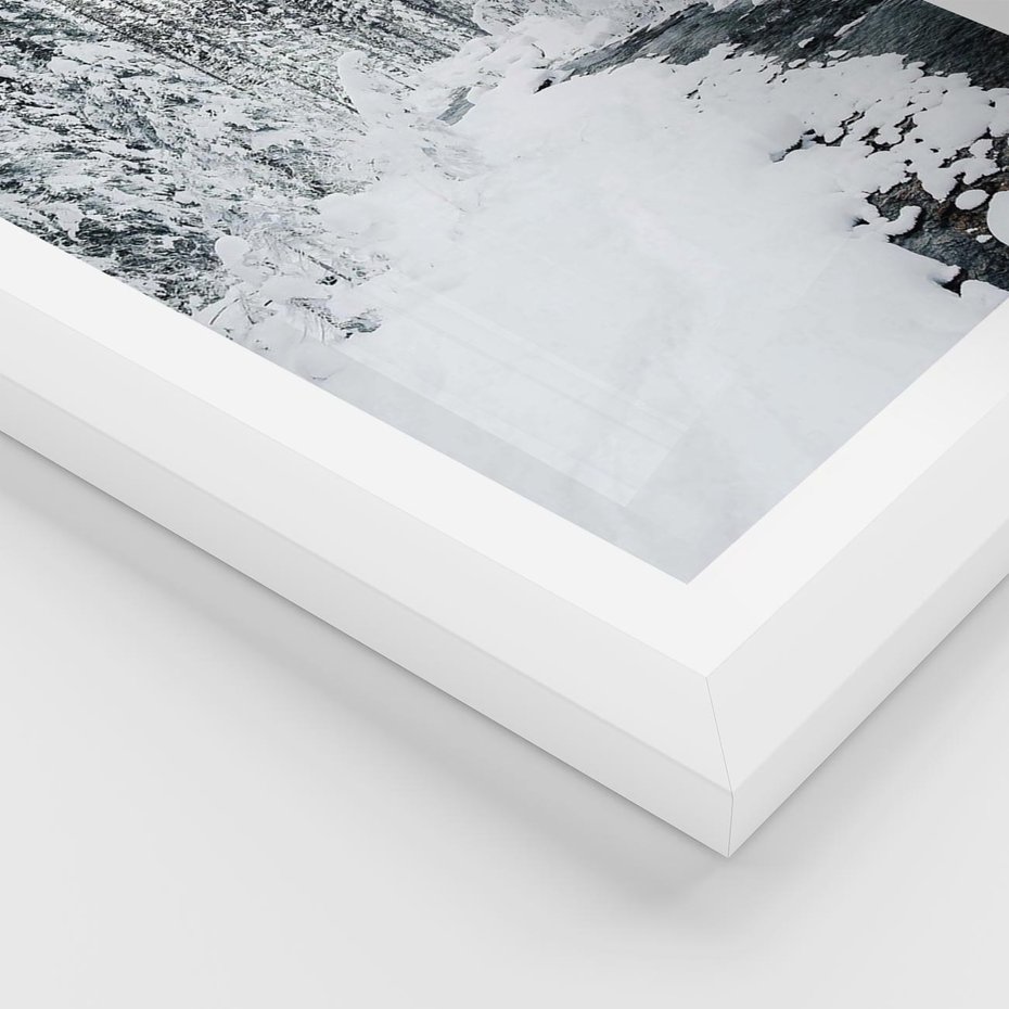 Plakat w ramie 40x50 - Spokój Zimowego Lasu w Górach - zima w lesie, w górach - rama biała