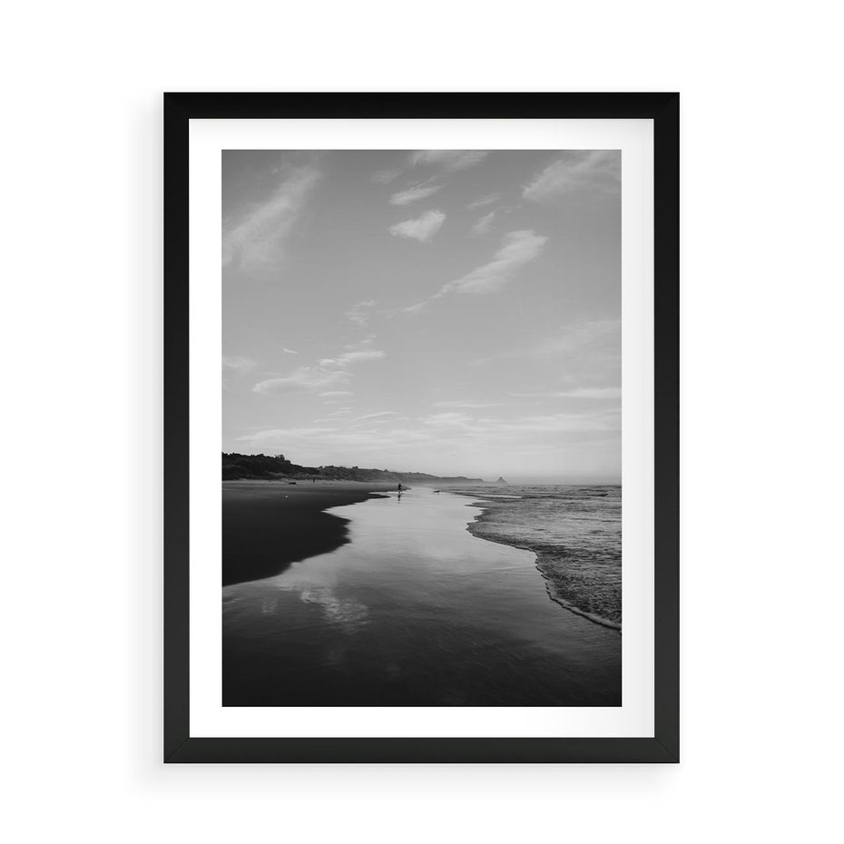 Plakat w ramie 50x70 - Nadmorska Melodia - czarno białe zdjęcie, plaża - rama czarna
