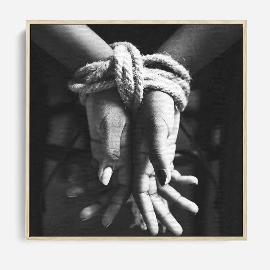 Obraz w ramie 50x50 - Splątane Uczucia - czarno biała fotografia, artystyczna - rama drewno