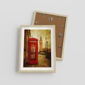 Plakat w ramie 30x40 - Ikoniczna budka telefoniczna w Londynie - sepia, budka - rama drewno