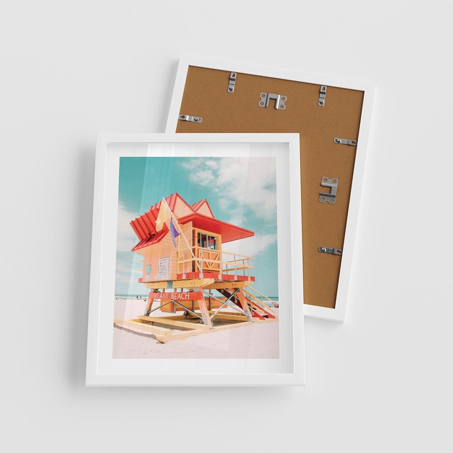 Plakat w ramie 40x50 - Rajski Widok - plaża miami, domek ratownika - rama biała