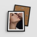 Plakat w ramie 40x50 - Miłosne Uczucia - kobieta, pocałunek - rama czarna