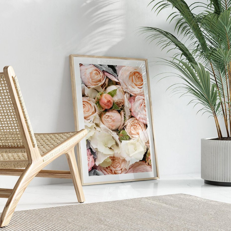 Plakat w ramie 50x70 - Kwiatowy Rarytas: Róże w Herbacianym Zbliżeniu - kwiaty, herbaciane - rama drewno