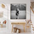 Obraz w ramie 50x50 - Kapiel w Mieście - czarno białe zdjęcie, kobieta wchodzi do wody - rama drewno