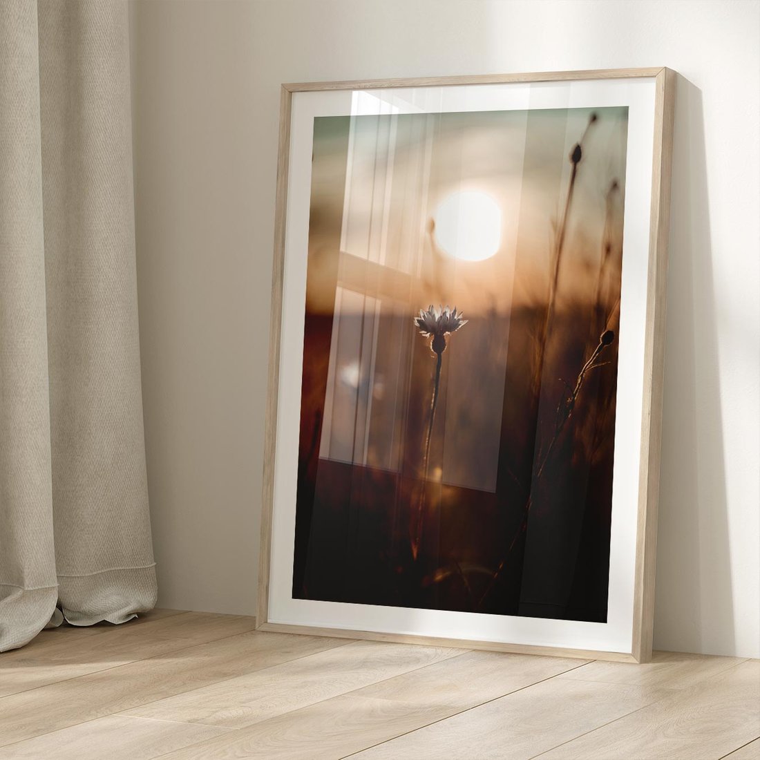 Plakat w ramie 50x70 - Spokój łąki pod zachodem słońca - zachód, słońca - rama drewno