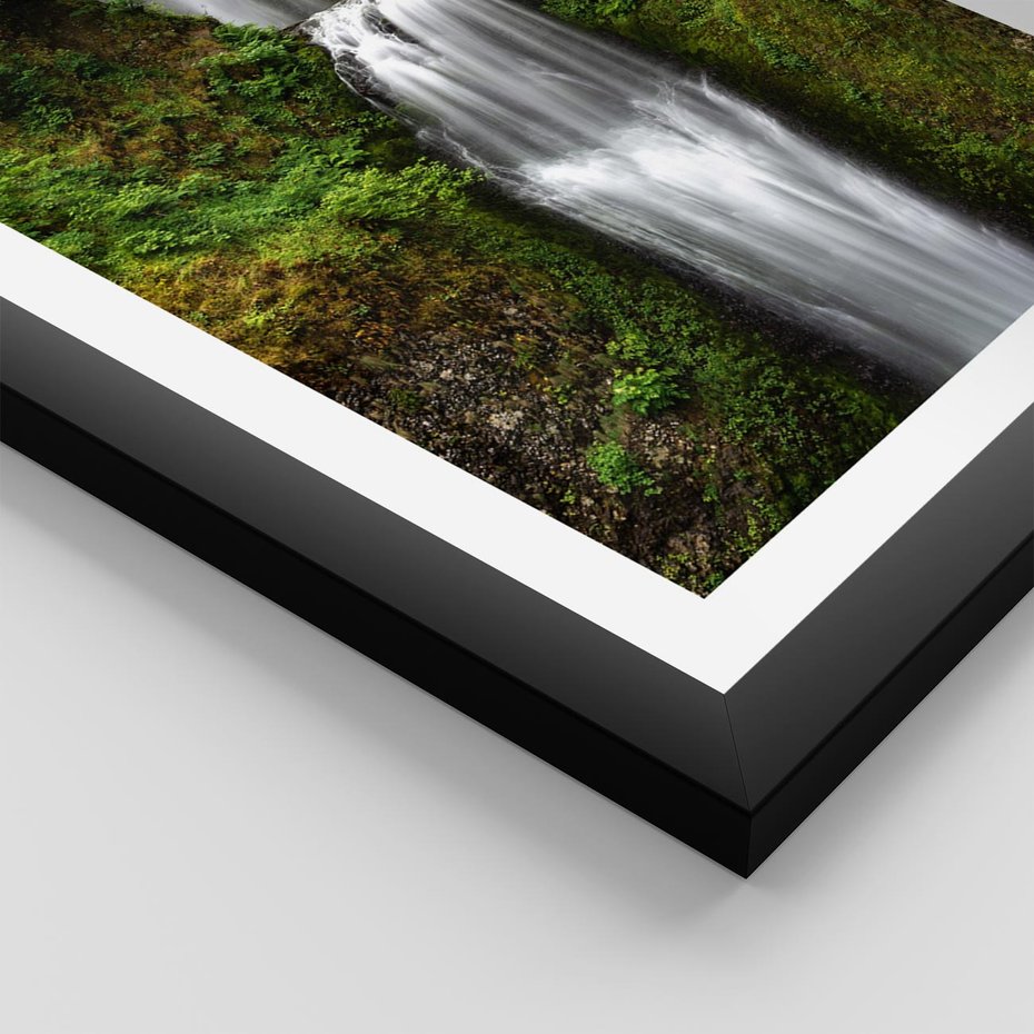 Plakat w ramie 40x50 - Siła i Urok Natury - wodospad, las - rama czarna
