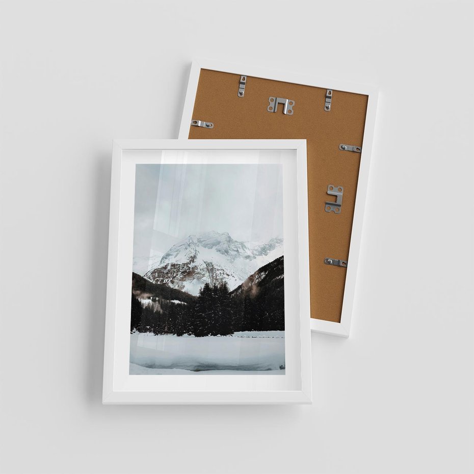 Plakat w ramie 30x40 - W Cieniu Śnieżnych Szczytów - górski krajobraz, zima - rama biała