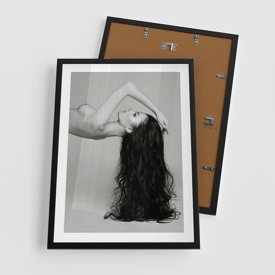 Plakat w ramie 50x70 - Piękno włosów kobiety w ruchu - włosy, piękno - rama czarna