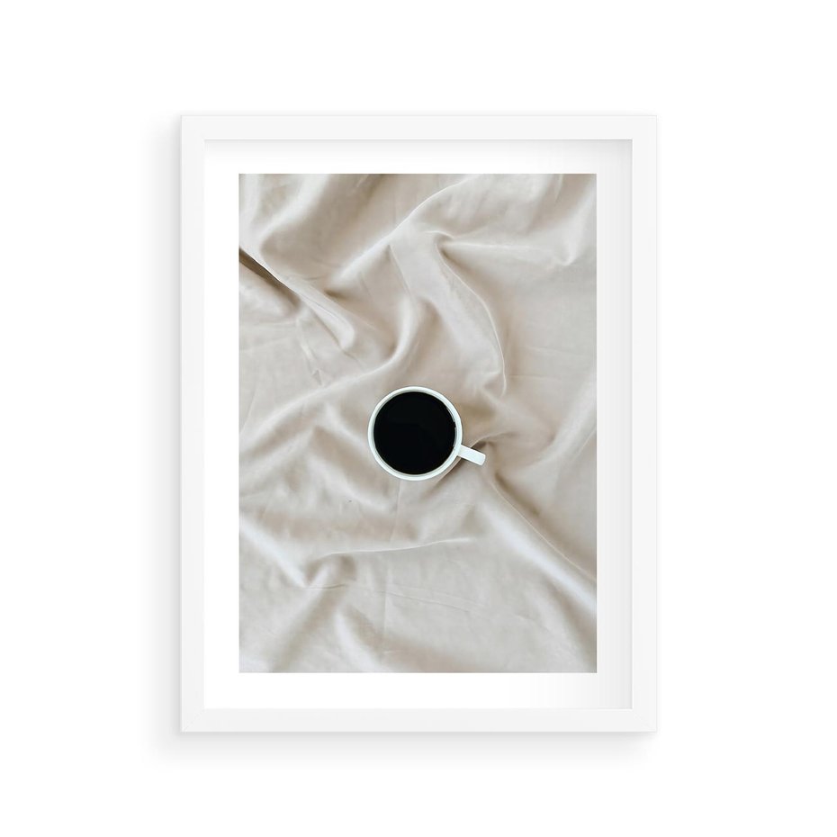 Plakat w ramie 30x40 - Poranek z Kawą - kawa filiżanka w białej pościeli - rama biała