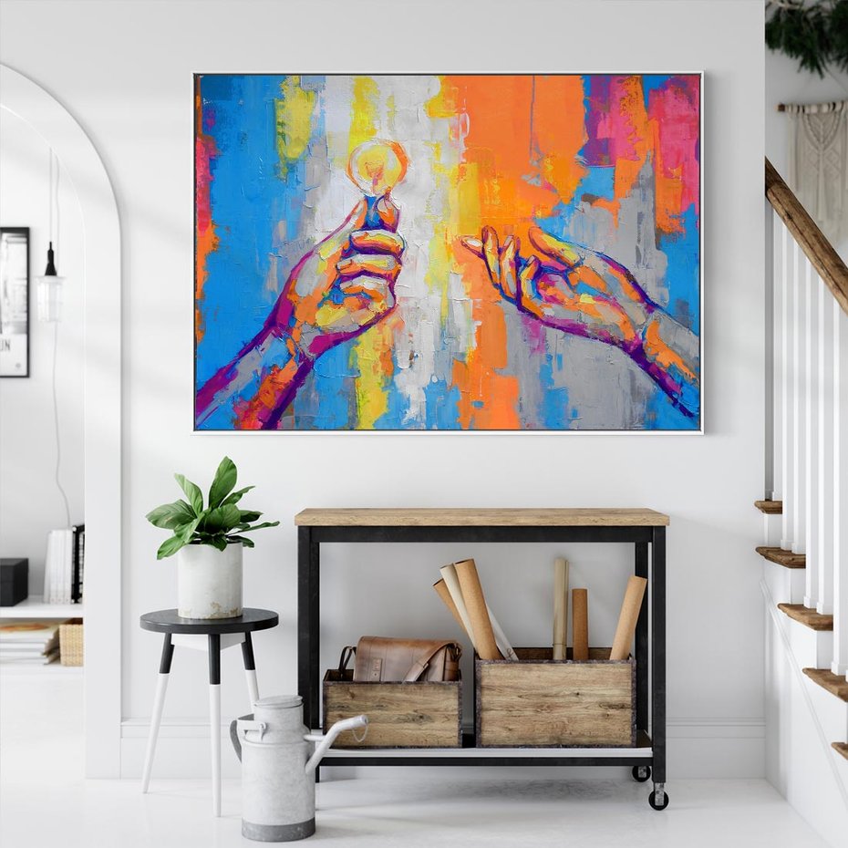 Obraz w ramie 100x70 - Refrakcje wewnętrznego światła - abstrakcyjne dzieło, dłoń trzyma żarówkę - rama biała