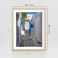 Plakat w ramie 40x50 - Uroki Santorini: Perspektywiczna Uliczka - uliczka, perspektywa - rama drewno
