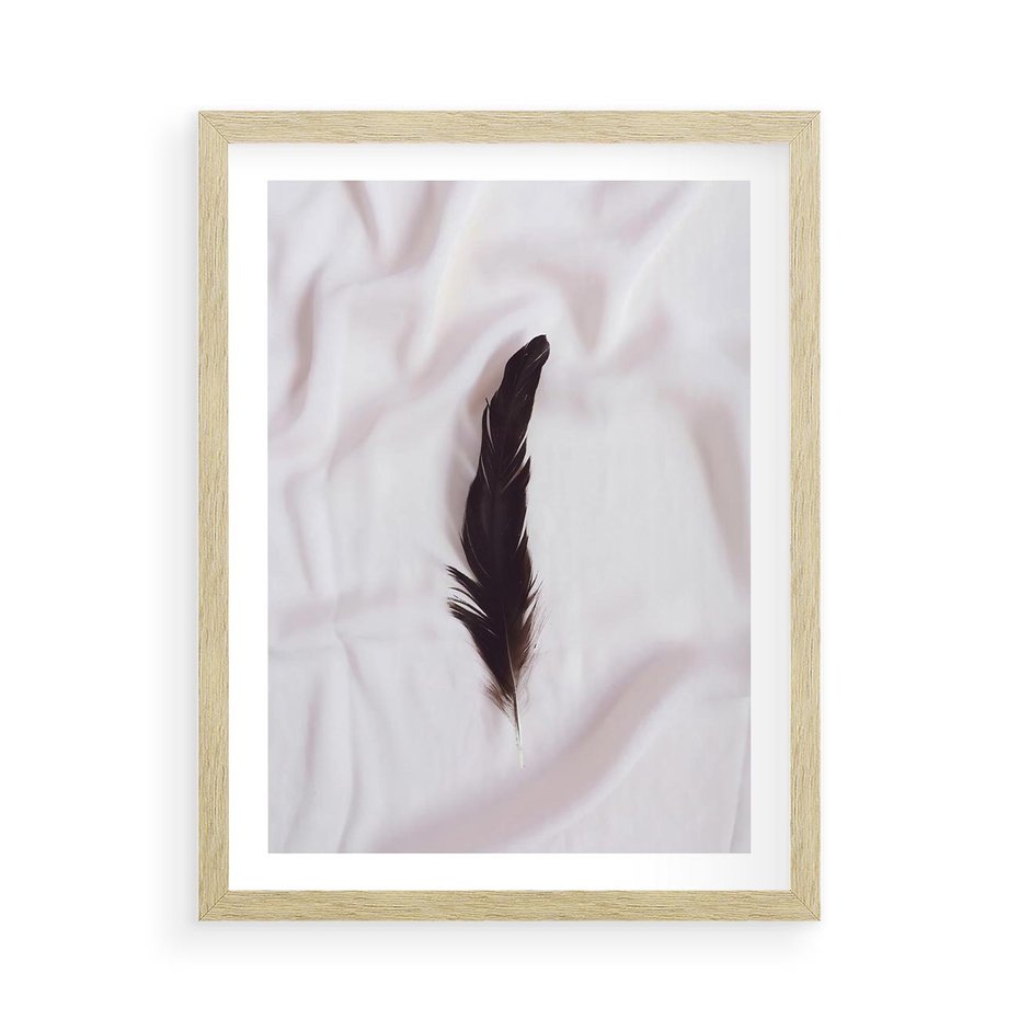 Plakat w ramie 50x70 - Prosta Elegancja - czarne pióro na białej pościeli, minimalizm - rama drewno