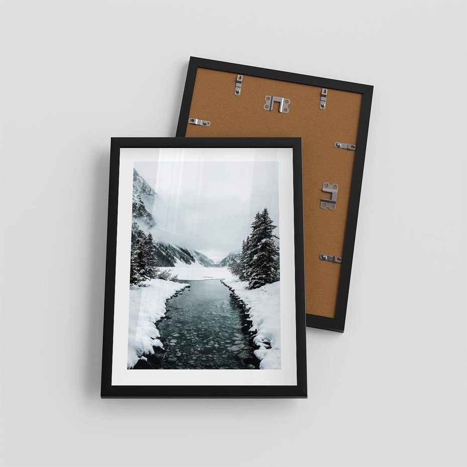 Plakat w ramie 30x40 - Zimowa Przyroda: Rzeka, Góry i Śnieg - zima, rzeka - rama czarna