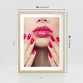 Plakat w ramie 30x40 - Wyrażenie Piękna - paznokcie, usta - rama drewno