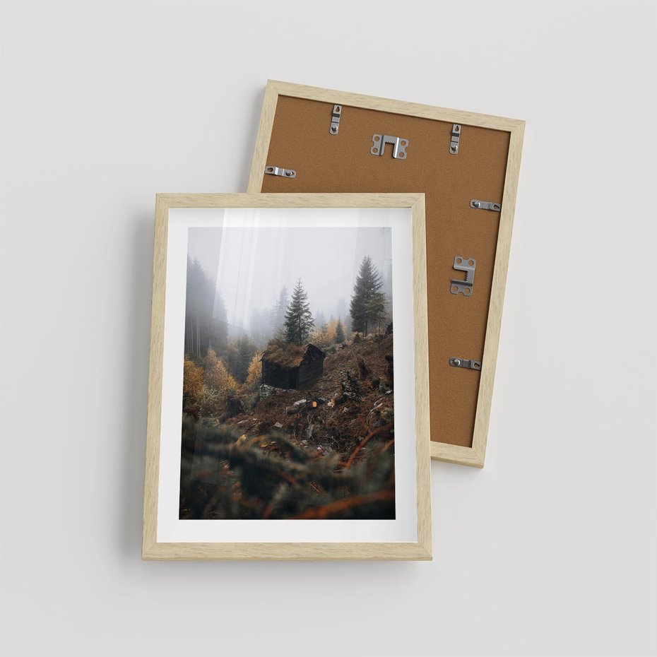 Plakat w ramie 30x40 - Górski las - stary zniszczony domek w górach, góry - rama drewno