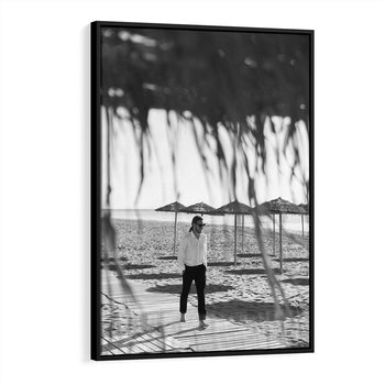Obraz w ramie 70x100 - Wakacyjny Spacer - czarno białe zdjecie, plaża - rama czarna