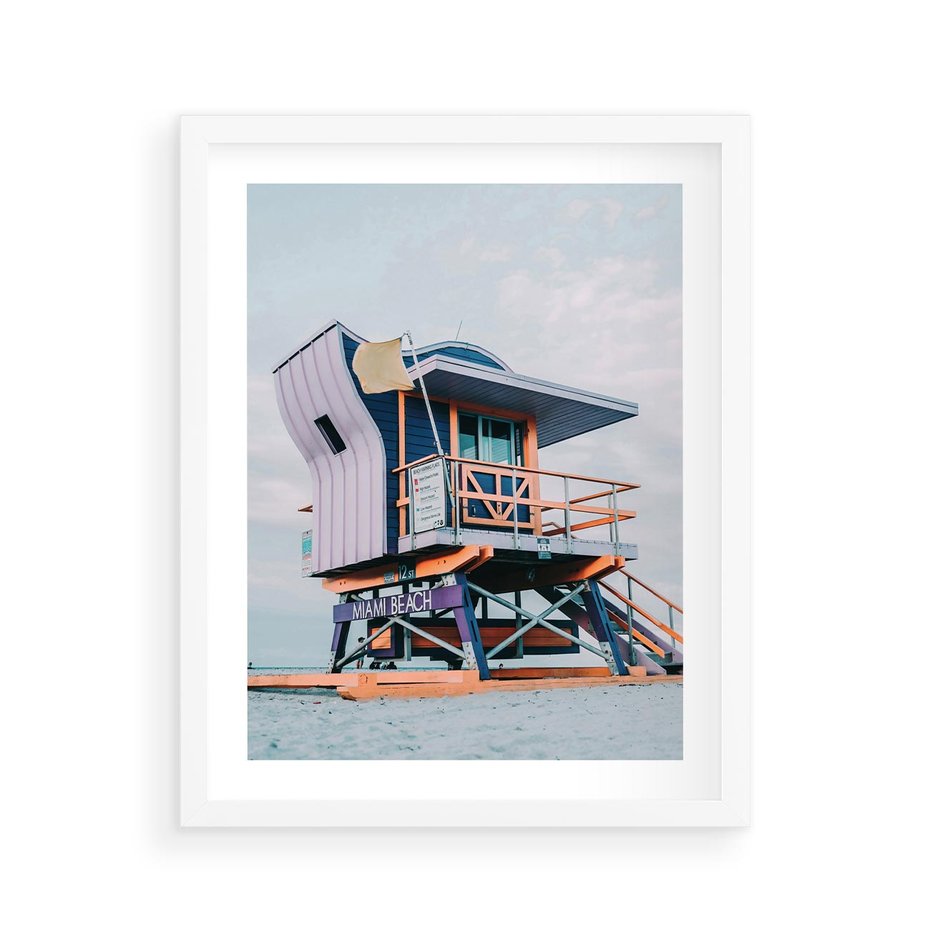 Plakat w ramie 40x50 - Plażowa Kolorystyka: Budka Ratownika w Pastelach - pastelowa budka ratownika, plaża Miami - rama biała