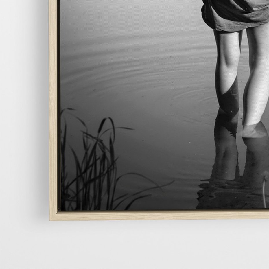Obraz w ramie 70x100 - Kapiel w Mieście - czarno białe zdjęcie, kobieta wchodzi do wody - rama drewno