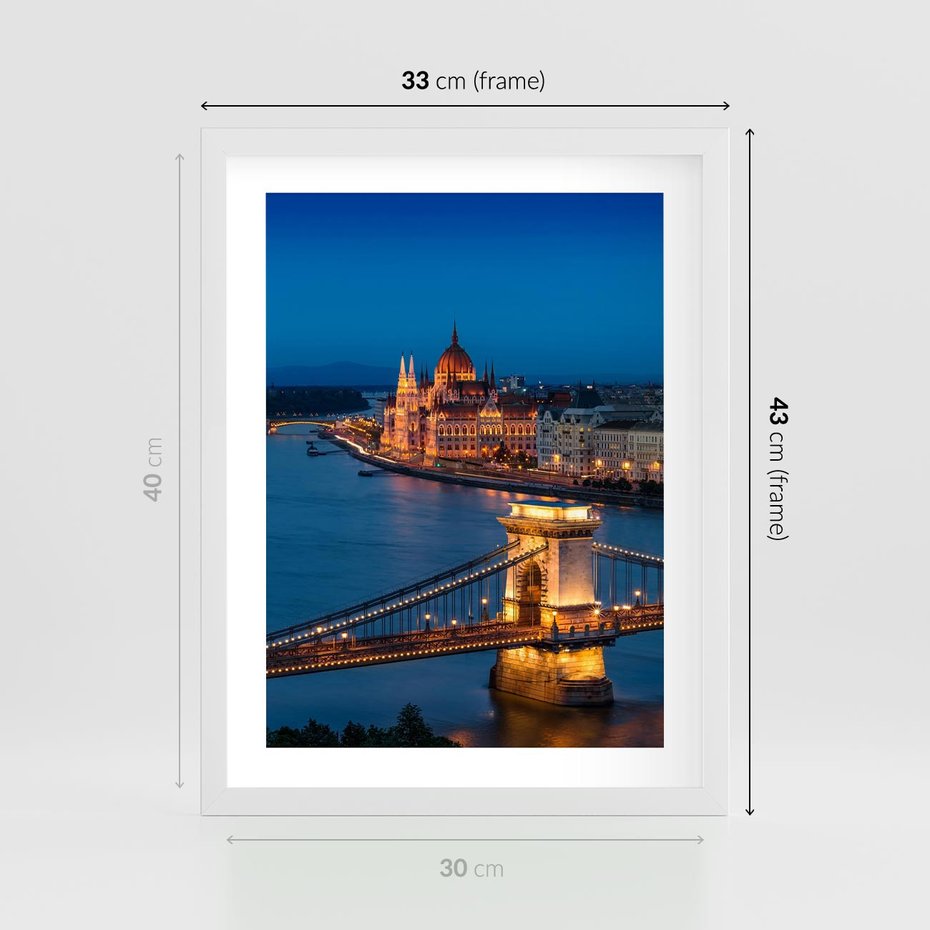 Plakat w ramie 30x40 - Mostowe miasto nocą - miasto, most - rama biała