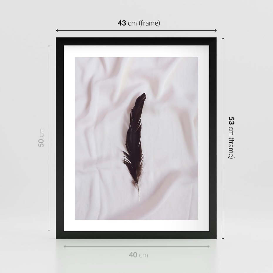 Plakat w ramie 40x50 - Prosta Elegancja - czarne pióro na białej pościeli, minimalizm - rama czarna