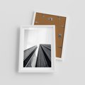 Plakat w ramie 30x40 - Monochromatyczna Wizja - architektura, wysoki wieżowiec - rama biała