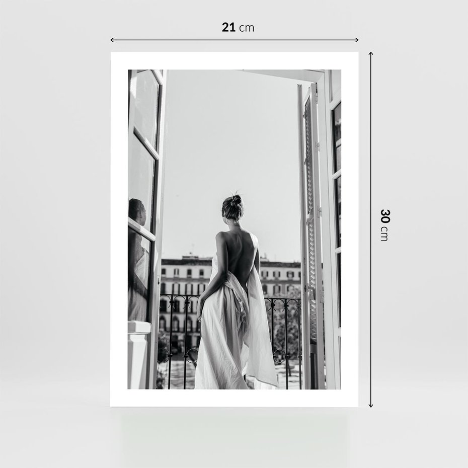 Plakat bez ramy 21x30 - Poranki w Paryżu - czarno białe zdjęcie, kobieta w prześcieradle na balkonie