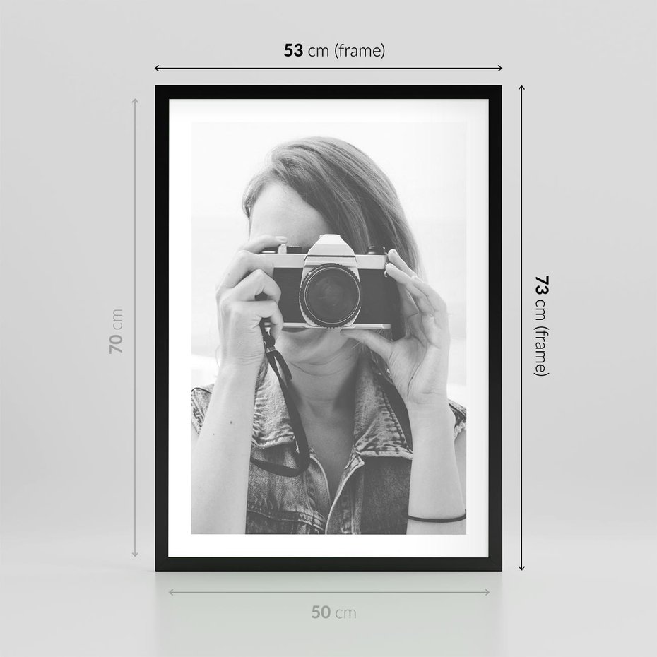 Plakat w ramie 50x70 - Zrób mi Zdjęcie - fotografia, kobieta z aparatem - rama czarna
