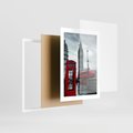 Plakat w ramie 30x40 - Uliczka z charakterystyczną budką w Londynie - Londyn, budka - rama biała