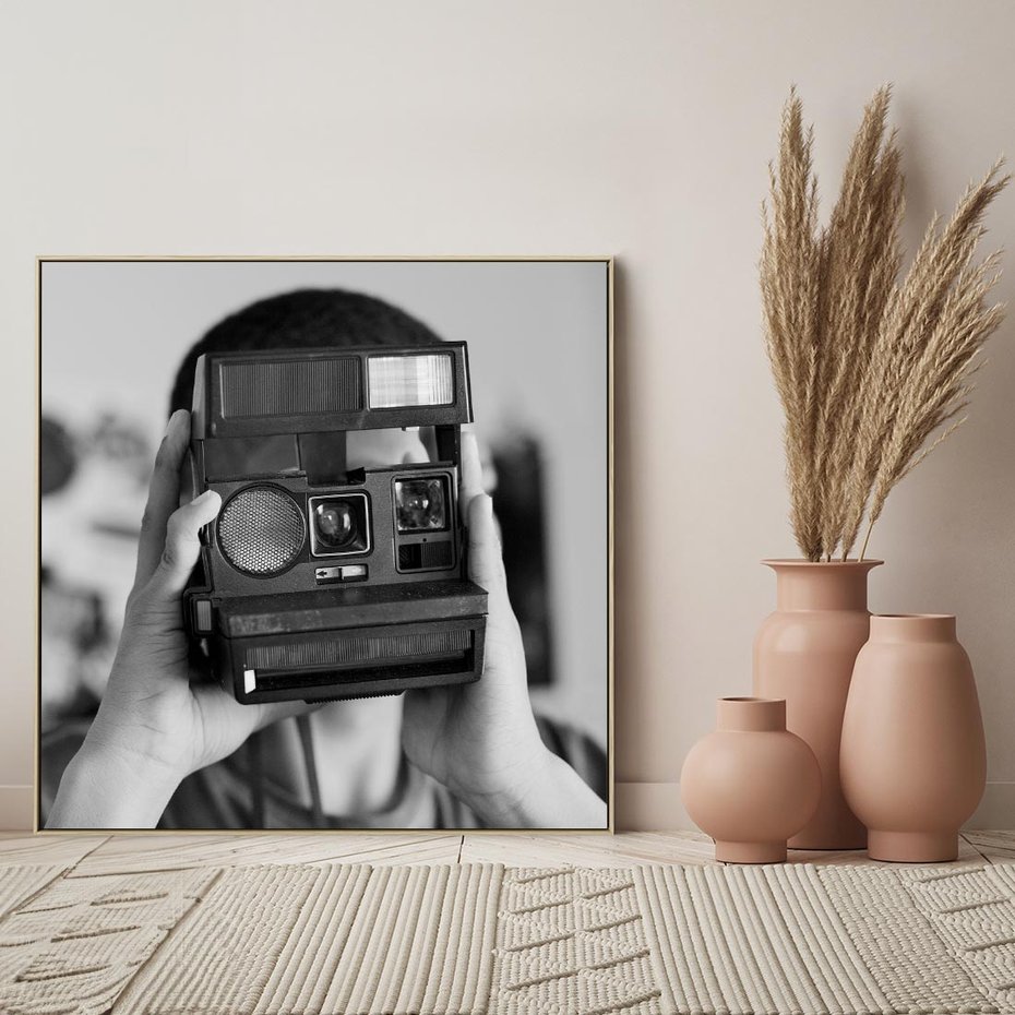 Obraz w ramie 80x80 - Mężczyzna za Aparatem - czarno białe zdjęcie, portret - rama drewno