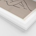 Plakat w ramie 50x70 - Zanikająca Wyobraźnia - mnimalistyczny akt, beżowa tonacja - rama biała