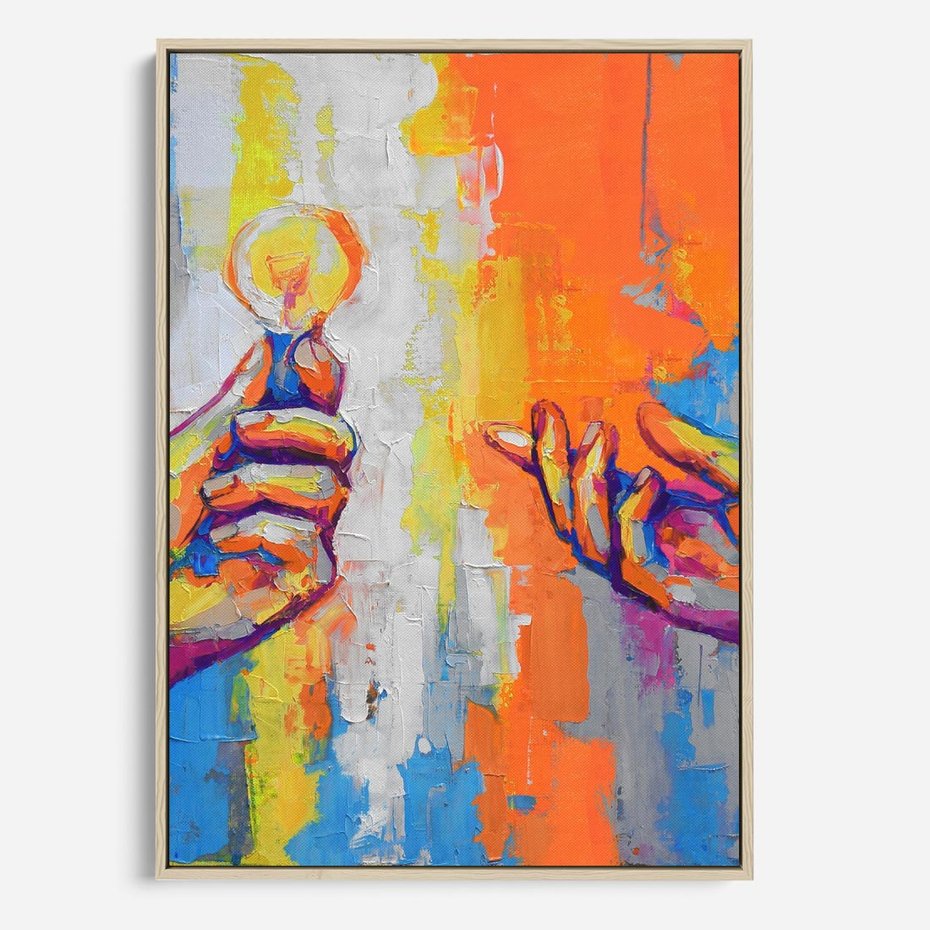 Obraz w ramie 80x120 - Refrakcje wewnętrznego światła - abstrakcyjne dzieło, dłoń trzyma żarówkę - rama drewno