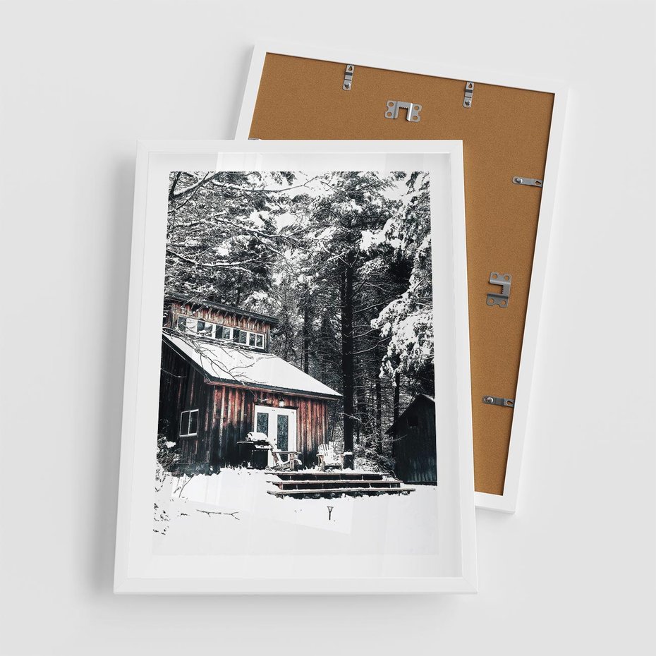 Plakat w ramie 50x70 - Zimowy Urok Drewnianego Domku - zima, drewniany domek - rama biała