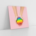 Obraz na płótnie 30x30 - Miłość na Dłoniach - zdjęcie, dłonie trzymają ulepione tęczowe serce