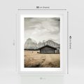 Plakat w ramie 30x40 - Surowa Przestrzeń i Górski Ustronny Azyl - chatka w górach, góry - rama biała