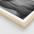 Plakat w ramie 50x70 - Piękno o Poranku - czarno biała fotografia, akt kobiecy - rama drewno