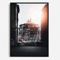 Obraz w ramie 50x70 - Światło Portowe - czarno białe zdjecie, uliczka w nadmorskim mieście - rama czarna