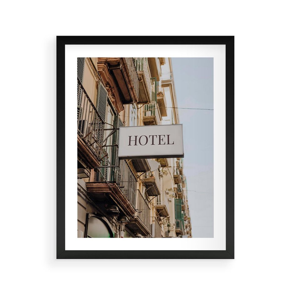 Plakat w ramie 40x50 - Magiczne Spacery - hotel, uliczka - rama czarna