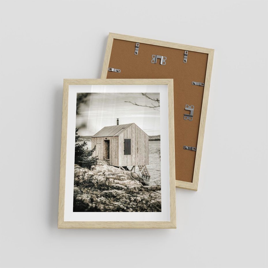 Plakat w ramie 30x40 - Nostalgiczna Oaza - rustykalny domek, domek nad jeziorem - rama drewno