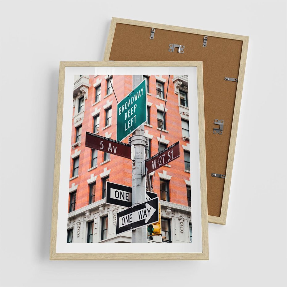 Plakat w ramie 50x70 - Namiastka wielkiego miasta - Nowy Jork, drogowskaz - rama drewno