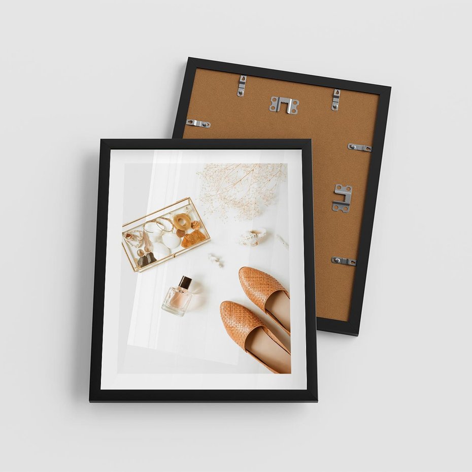 Plakat w ramie 40x50 - Elegancja w Szafie - modowa fotografia, buty - rama czarna