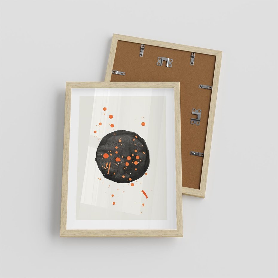 Plakat w ramie 30x40 - Impulsy Kreatywności - abstrakcyjna czarna plama, rozsiane pomarańczowe kropki - rama drewno