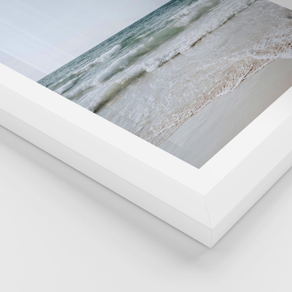 Plakat w ramie 50x70 - Spokój nad Brzegiem - plaża, morze - rama biała