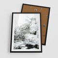 Plakat w ramie 50x70 - Chwila Zimowej Magii - iglasta gałązka, śnieg - rama czarna