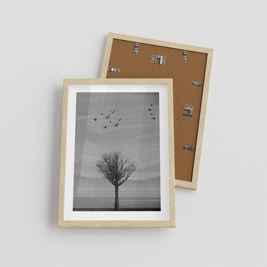 Plakat w ramie 30x40 - Samotne Drzewo - samotne drzewo w polu, czarno białe zdjęcie - rama drewno