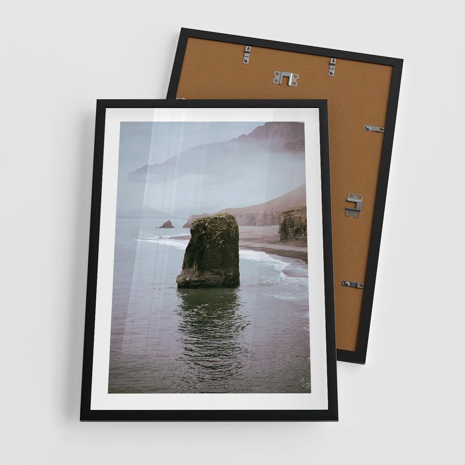Plakat w ramie 50x70 - Północna Dzikość: Skaliste Klify nad Morzem - skały, klify - rama czarna