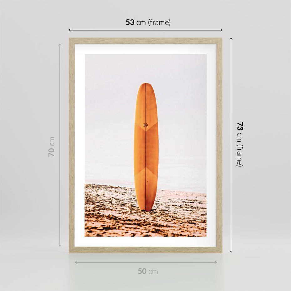 Plakat w ramie 50x70 - Deska w Piasku: Gotowa na Fale - plaża, pomarańczowa deska surfingowa wbita w piasek - rama drewno
