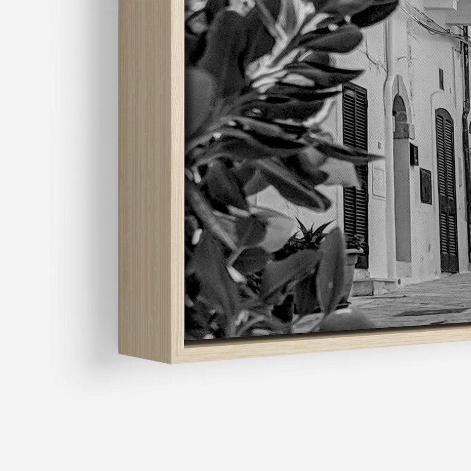 Obraz w ramie 80x80 - Nadmorska Uliczka - czarno białe zdjecie, uliczka w nadmorskim mieście - rama drewno